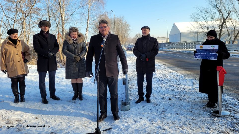 Na zdjęciu: uczestnicy uroczystego oddania do użytku wyremontowanego mostu na ulicy Spalskiej w Tomaszowie Mazowieckim, które odbyło się w poniedziałek, 27 grudnia 2021 roku