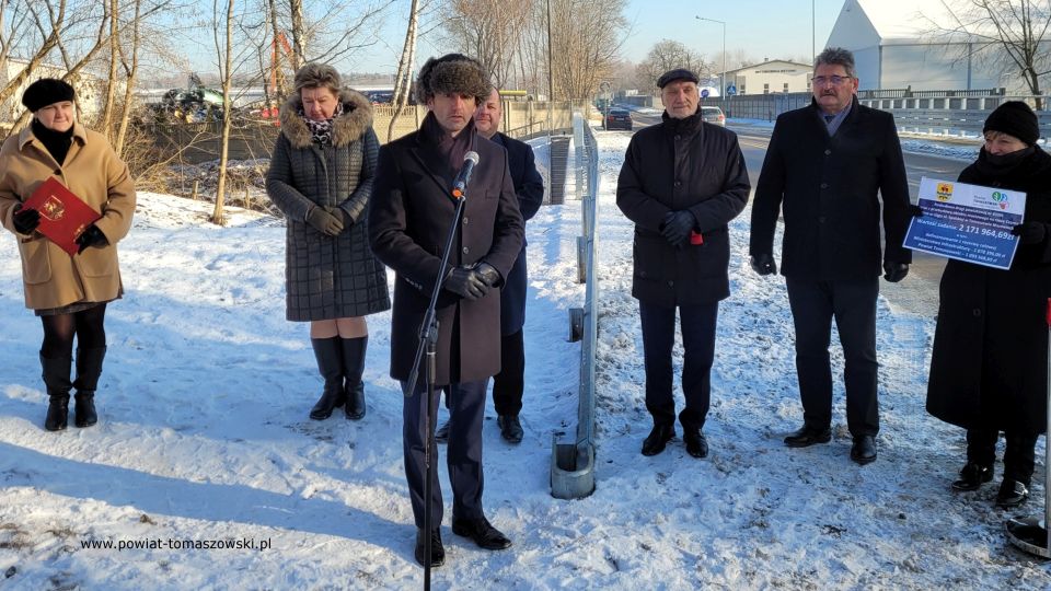 Na zdjęciu: uczestnicy uroczystego oddania do użytku wyremontowanego mostu na ulicy Spalskiej w Tomaszowie Mazowieckim, które odbyło się w poniedziałek, 27 grudnia 2021 roku