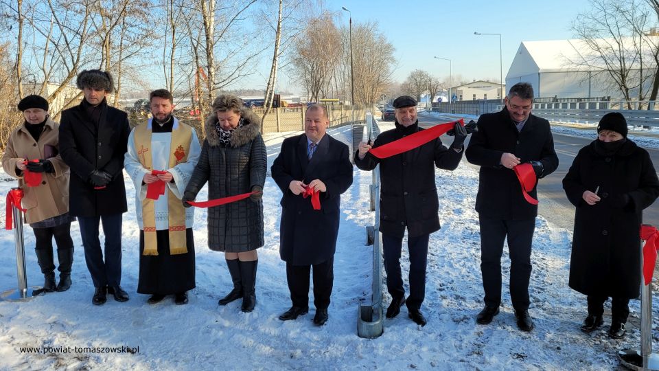 Na zdjęciu: uczestnicy uroczystego oddania do użytku wyremontowanego mostu na ulicy Spalskiej w Tomaszowie Mazowieckim, które odbyło się w poniedziałek, 27 grudnia 2021 roku