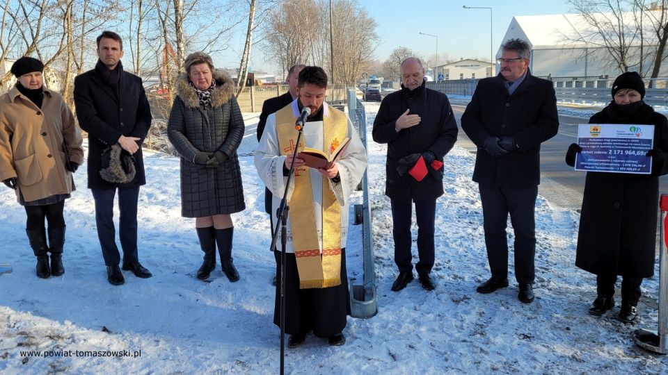 Na zdjęciu: uczestnicy uroczystego oddania do użytku wyremontowanego mostu na ulicy Spalskiej w Tomaszowie Mazowieckim, które odbyło się w poniedziałek, 27 grudnia 2021 roku