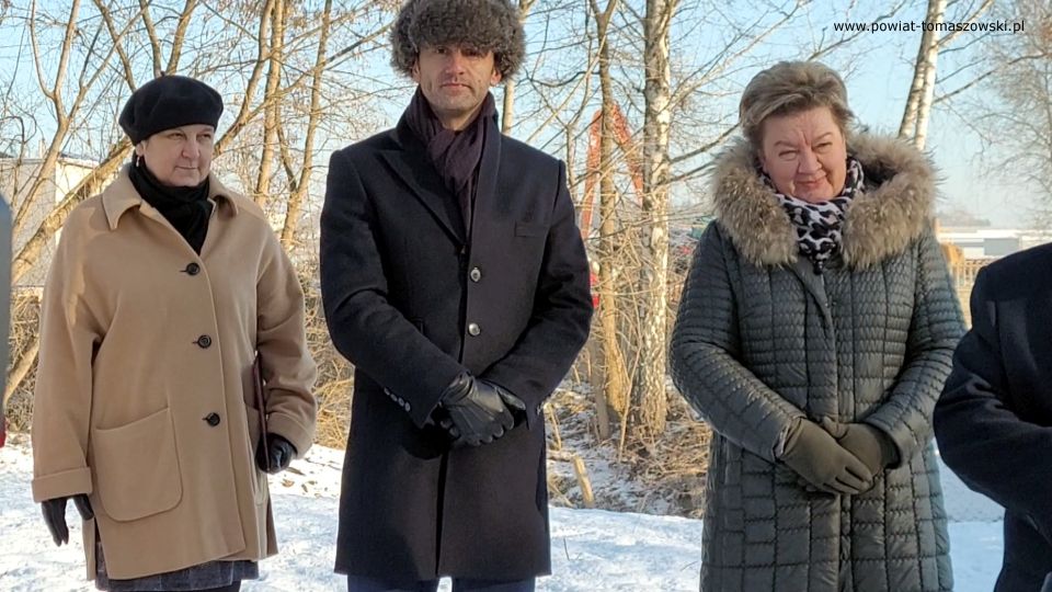 Na zdjęciu: uczestnicy uroczystego oddania do użytku wyremontowanego mostu na ulicy Spalskiej w Tomaszowie Mazowieckim, które odbyło się w poniedziałek, 27 grudnia 2021 roku