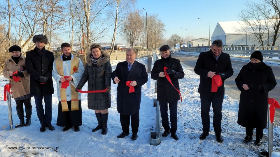Na zdjęciu: uczestnicy uroczystego oddania do użytku wyremontowanego mostu na ulicy Spalskiej w Tomaszowie Mazowieckim, które odbyło się w poniedziałek, 27 grudnia 2021 roku