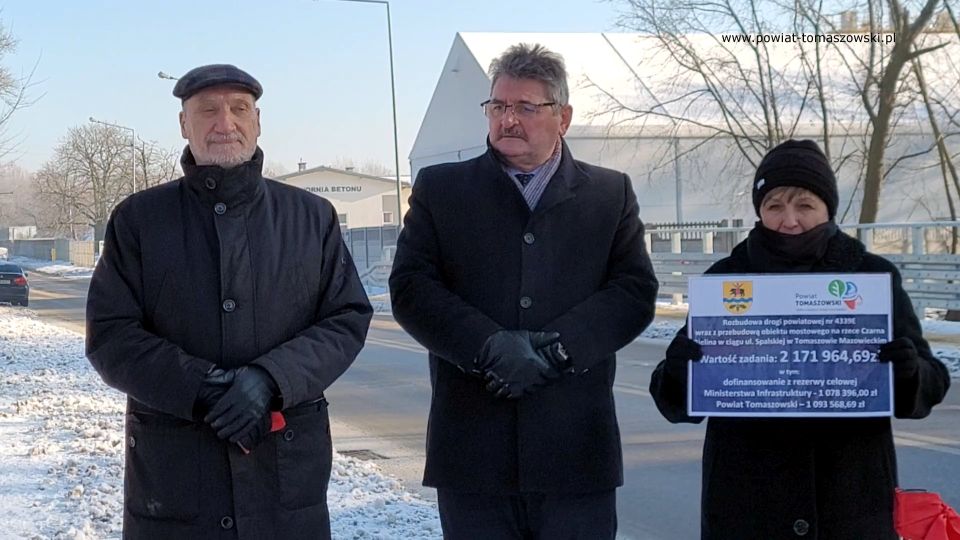 Na zdjęciu: uczestnicy uroczystego oddania do użytku wyremontowanego mostu na ulicy Spalskiej w Tomaszowie Mazowieckim, które odbyło się w poniedziałek, 27 grudnia 2021 roku