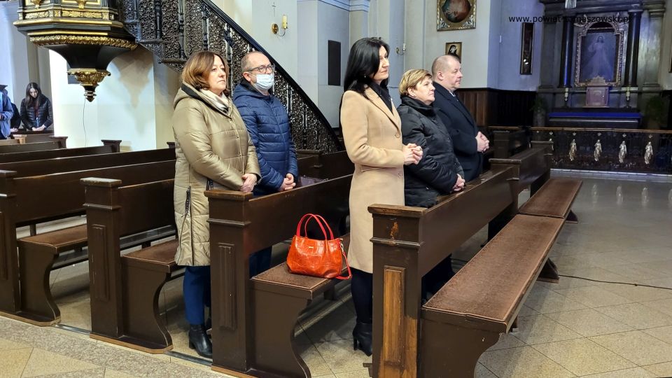 Zdjęcie z ostatniej mszy podczas rekolekcji dla szkół ponadpodstawowych, która została odprawiona w środę, 18 marca 2022 roku o godzinie 12.00 w Sanktuarium Świętego Antoniego w Tomaszowie Mazowieckim