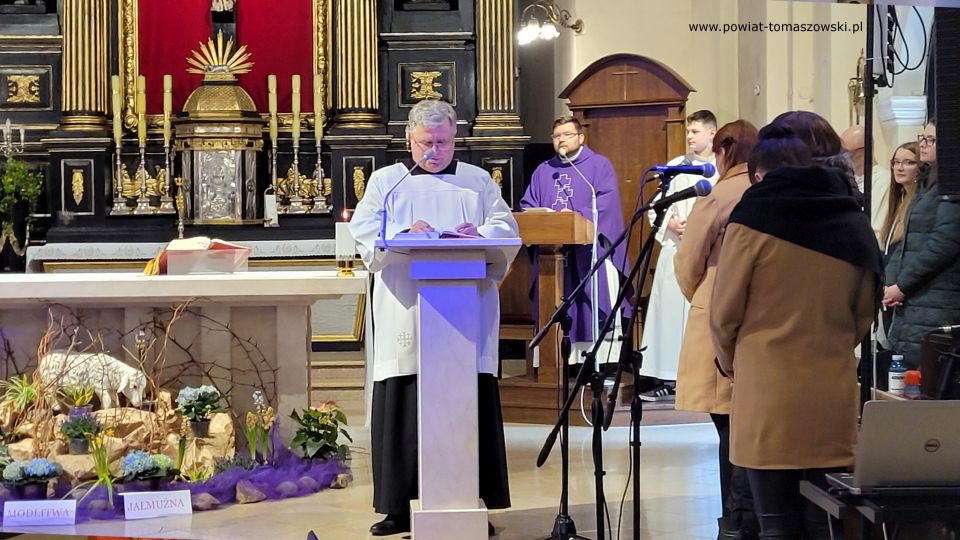 Zdjęcie z ostatniej mszy podczas rekolekcji dla szkół ponadpodstawowych, która została odprawiona w środę, 18 marca 2022 roku o godzinie 12.00 w Sanktuarium Świętego Antoniego w Tomaszowie Mazowieckim