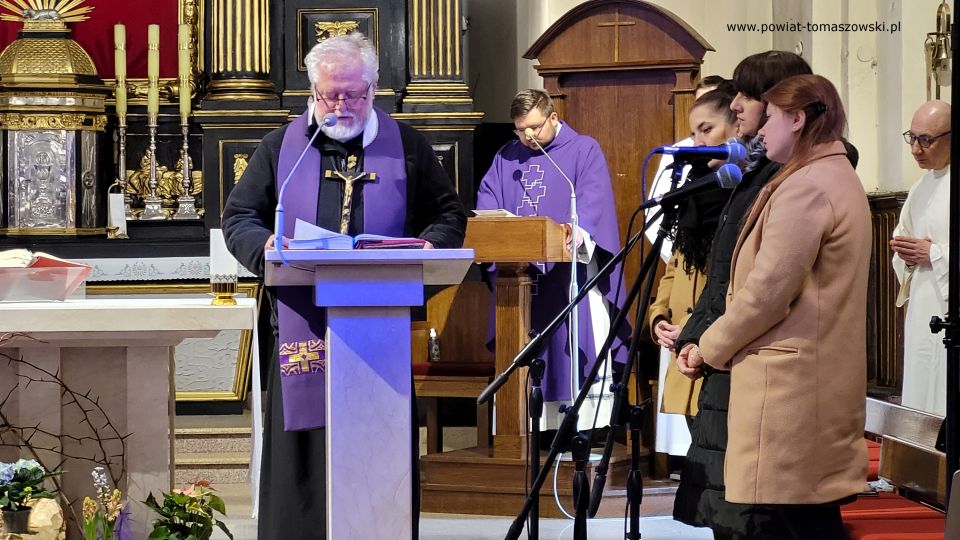 Zdjęcie z ostatniej mszy podczas rekolekcji dla szkół ponadpodstawowych, która została odprawiona w środę, 18 marca 2022 roku o godzinie 12.00 w Sanktuarium Świętego Antoniego w Tomaszowie Mazowieckim