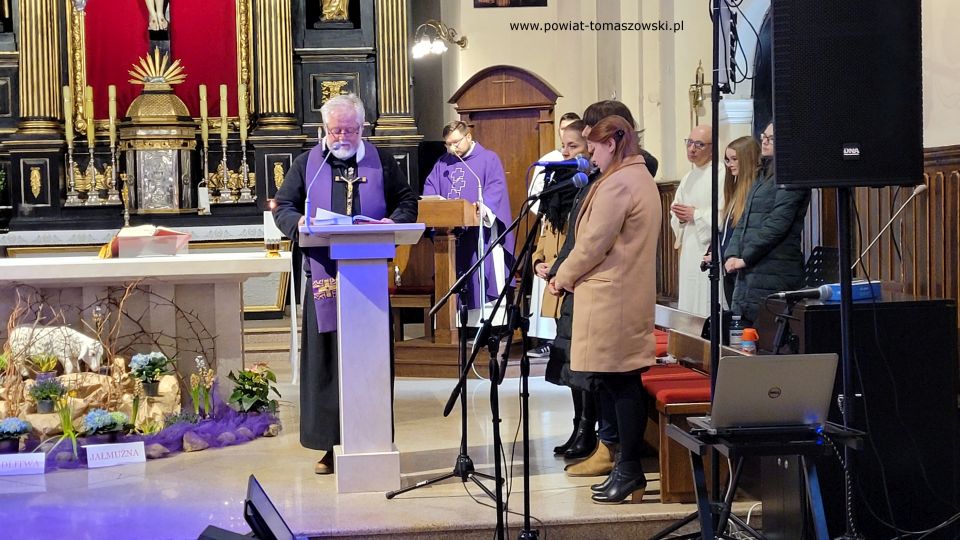Zdjęcie z ostatniej mszy podczas rekolekcji dla szkół ponadpodstawowych, która została odprawiona w środę, 18 marca 2022 roku o godzinie 12.00 w Sanktuarium Świętego Antoniego w Tomaszowie Mazowieckim