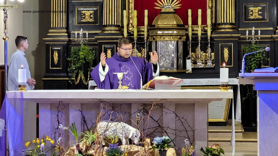Zdjęcie z ostatniej mszy podczas rekolekcji dla szkół ponadpodstawowych, która została odprawiona w środę, 18 marca 2022 roku o godzinie 12.00 w Sanktuarium Świętego Antoniego w Tomaszowie Mazowieckim