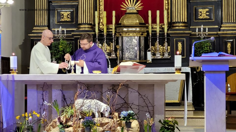 Zdjęcie z ostatniej mszy podczas rekolekcji dla szkół ponadpodstawowych, która została odprawiona w środę, 18 marca 2022 roku o godzinie 12.00 w Sanktuarium Świętego Antoniego w Tomaszowie Mazowieckim