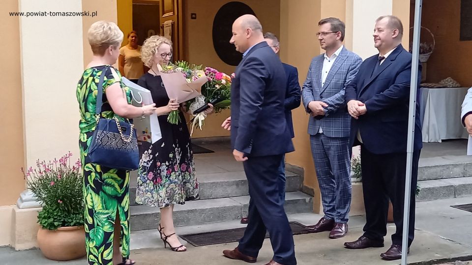 Na zdjęciu: od prawej: Mariusz Węgrzynowski – Starosta Powiatu Tomaszowskiego, Zbigniew Ziemba – Wicewojewoda Łódzki, Marcin Witko – Prezydent Tomaszowa Mazowieckiego, Martta Węg – malarka, autorka wystawy, Iwona Sudak – dyrektor Wydziału Edukacji Urzędu Miasta w Tomaszowie Mazowieckim, podczas finisażu wystawy obrazów Martty Węg, tomaszowianki, która po raz trzeci wystawia w tomaszowskim Muzeum, tym razem z okazji 20-lecia działalności
