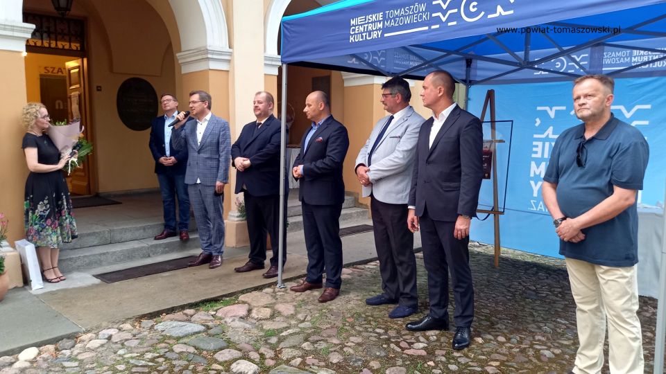 Na zdjęciu: od prawej: Michał Czechowicz – członek Zarządu Powiatu Tomaszowskiego, Leszek Ogórek – Wicestarosta Powiatu Tomaszowskiego, Marcin Witko – Prezydent Tomaszowa Mazowieckiego, Mariusz Węgrzynowski – Starosta Powiatu Tomaszowskiego, Zbigniew Ziemba – Wicewojewoda Łódzki, Krzysztof Jednac – dyrektor Muzeum im. A. hr. Ostrowskiego w Tomaszowie Mazowieckim, Martta Węg – malarka, autorka wystawy, podczas finisażu wystawy obrazów Martty Węg, tomaszowianki, która po raz trzeci wystawia w tomaszowskim Muzeum, tym razem z okazji 20-lecia działalności