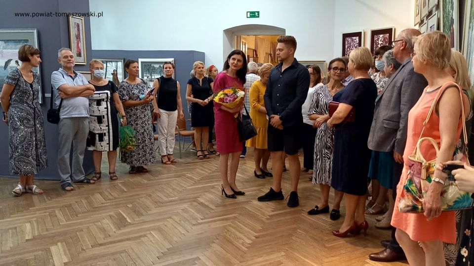 Na zdjęciu: goście podczas finisażu wystawy obrazów Martty Węg, tomaszowianki, która po raz trzeci wystawia w tomaszowskim Muzeum, tym razem z okazji 20-lecia działalności
