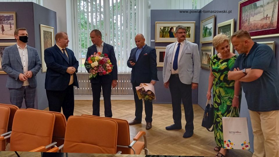 Na zdjęciu: od lewej: Zbigniew Ziemba – Wicewojewoda Łódzki, Mariusz Węgrzynowski – Starosta Powiatu Tomaszowskiego, Michał Czechowicz – członek Zarządu Powiatu Tomaszowskiego, Marcin Witko – Prezydent Tomaszowa Mazowieckiego, Leszek Ogórek – Wicestarosta Powiatu Tomaszowskiego , Iwona Sudak – dyrektor Wydziału Edukacji Urzędu Miasta w Tomaszowie Mazowieckim, Tomasz Trzaskacz – dyrektor Delegatury Kuratorium Oświaty w Piotrkowie Trybunalskim, podczas finiszu wystawy obrazów Martty Węg, tomaszowianki, która po raz trzeci wystawia w tomaszowskim Muzeum, tym razem z okazji 20-lecia działalności
