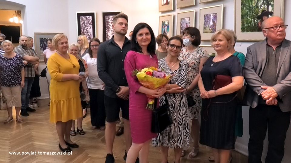 Na zdjęciu: goście podczas finisażu wystawy obrazów Martty Węg, tomaszowianki, która po raz trzeci wystawia w tomaszowskim Muzeum, tym razem z okazji 20-lecia działalności