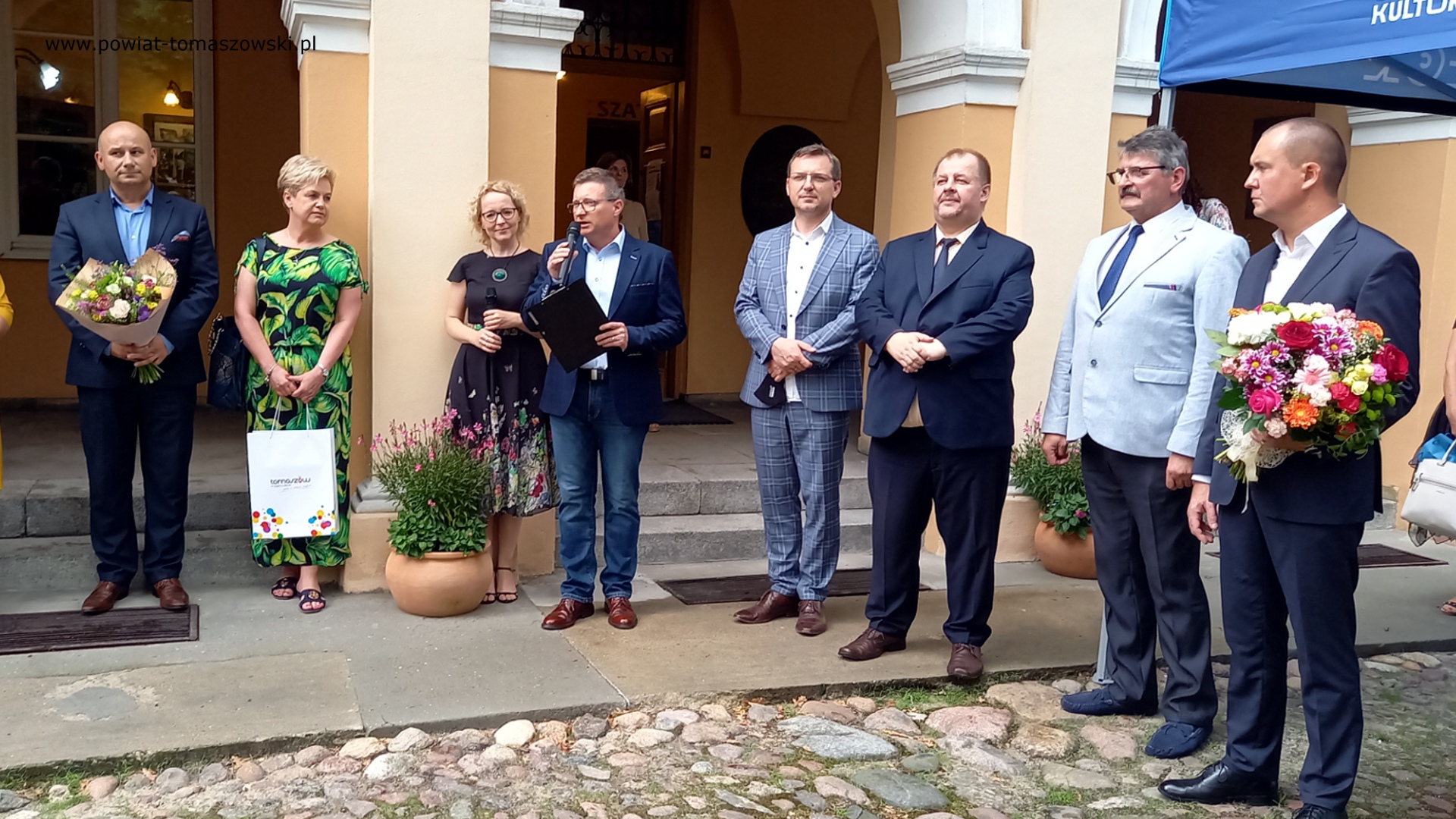 Na zdjęciu: od prawej: Michał Czechowicz – członek Zarządu Powiatu Tomaszowskiego, Leszek Ogórek – Wicestarosta Powiatu Tomaszowskiego, Mariusz Węgrzynowski – Starosta Powiatu Tomaszowskiego, Zbigniew Ziemba – Wicewojewoda Łódzki, Krzysztof Jednac – dyrektor Muzeum im. A. hr. Ostrowskiego w Tomaszowie Mazowieckim, Martta Węg – malarka, autorka wystawy, Iwona Sudak – dyrektor Wydziału Edukacji Urzędu Miasta w Tomaszowie Mazowieckim, Marcin Witko – Prezydent Tomaszowa Mazowieckiego, podczas finiszu wystawy obrazów Martty Węg, tomaszowianki, która po raz trzeci wystawia w tomaszowskim Muzeum, tym razem z okazji 20-lecia działalności