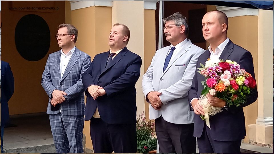 Na zdjęciu: od prawej: Michał Czechowicz – członek Zarządu Powiatu Tomaszowskiego, Leszek Ogórek – Wicestarosta Powiatu Tomaszowskiego, Mariusz Węgrzynowski – Starosta Powiatu Tomaszowskiego, Zbigniew Ziemba – Wicewojewoda Łódzki, podczas finisażu wystawy obrazów Martty Węg, tomaszowianki, która po raz trzeci wystawia w tomaszowskim Muzeum, tym razem z okazji 20-lecia działalności