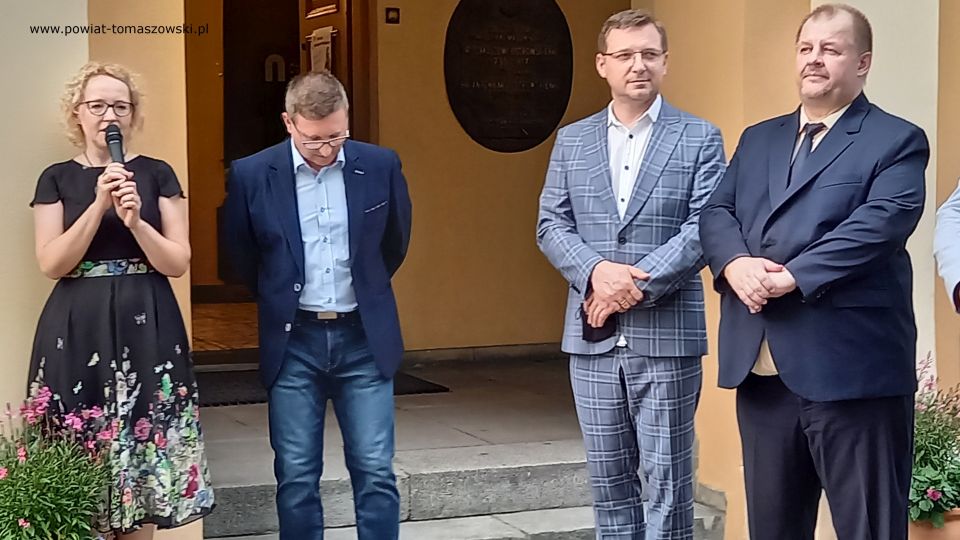 Na zdjęciu: od prawej: Mariusz Węgrzynowski – Starosta Powiatu Tomaszowskiego, Zbigniew Ziemba – Wicewojewoda Łódzki, Krzysztof Jednac – dyrektor Muzeum im. A. hr. Ostrowskiego w Tomaszowie Mazowieckim, Martta Węg – malarka, autorka wystawy, podczas finisażu wystawy obrazów Martty Węg, tomaszowianki, która po raz trzeci wystawia w tomaszowskim Muzeum, tym razem z okazji 20-lecia działalności