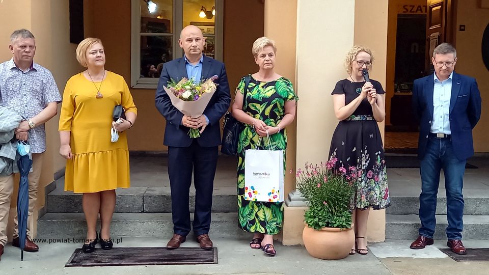 Na zdjęciu: od prawej: Krzysztof Jednac – dyrektor Muzeum im. A. hr. Ostrowskiego w Tomaszowie Mazowieckim, Martta Węg – malarka, autorka wystawy, Iwona Sudak – dyrektor Wydziału Edukacji Urzędu Miasta w Tomaszowie Mazowieckim, Marcin Witko – Prezydent Tomaszowa Mazowieckiego, Urszula Seredyn – wicedyrektor ZSP nr 1 w Tomaszowie Mazowieckim, Dariusz Kwiatkowski – dyrektor ZSP nr 1, podczas finisażu wystawy obrazów Martty Węg, tomaszowianki, która po raz trzeci wystawia w tomaszowskim Muzeum, tym razem z okazji 20-lecia działalności