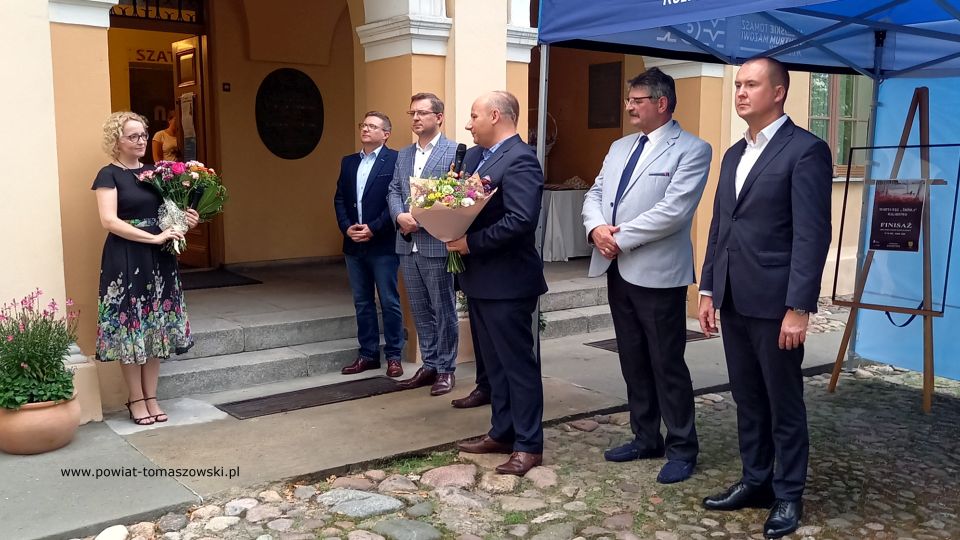 Na zdjęciu: od prawej: Michał Czechowicz – członek Zarządu Powiatu Tomaszowskiego, Leszek Ogórek – Wicestarosta Powiatu Tomaszowskiego, Marcin Witko – Prezydent Tomaszowa Mazowieckiego, Zbigniew Ziemba – Wicewojewoda Łódzki, Krzysztof Jednac – dyrektor Muzeum im. A. hr. Ostrowskiego w Tomaszowie Mazowieckim, Martta Węg – malarka, autorka wystawy, podczas finisażu wystawy obrazów Martty Węg, tomaszowianki, która po raz trzeci wystawia w tomaszowskim Muzeum, tym razem z okazji 20-lecia działalności