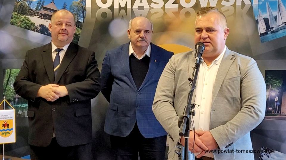 Na zdjęciu: uczestnicy konferencji prasowej, która odbyła się w sali konferencyjnej w Starostwie Powiatowym w Tomaszowie Mazowieckim w poniedziałek, 5 kwietnia 2022 roku, dotyczącej remontu szpitala przy ulicy Niskiej w Tomaszowie Mazowieckim Na zdjęciu: uczestnicy konferencji prasowej, która odbyła się w sali konferencyjnej w Starostwie Powiatowym w Tomaszowie Mazowieckim w poniedziałek, 5 kwietnia 2022 roku, dotyczącej remontu szpitala przy ulicy Niskiej w Tomaszowie Mazowieckim