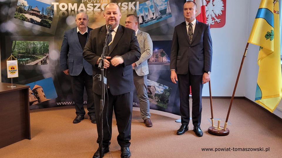 Na zdjęciu: uczestnicy konferencji prasowej, która odbyła się w sali konferencyjnej w Starostwie Powiatowym w Tomaszowie Mazowieckim w poniedziałek, 5 kwietnia 2022 roku, dotyczącej remontu szpitala przy ulicy Niskiej w Tomaszowie Mazowieckim Na zdjęciu: uczestnicy konferencji prasowej, która odbyła się w sali konferencyjnej w Starostwie Powiatowym w Tomaszowie Mazowieckim w poniedziałek, 5 kwietnia 2022 roku, dotyczącej remontu szpitala przy ulicy Niskiej w Tomaszowie Mazowieckim