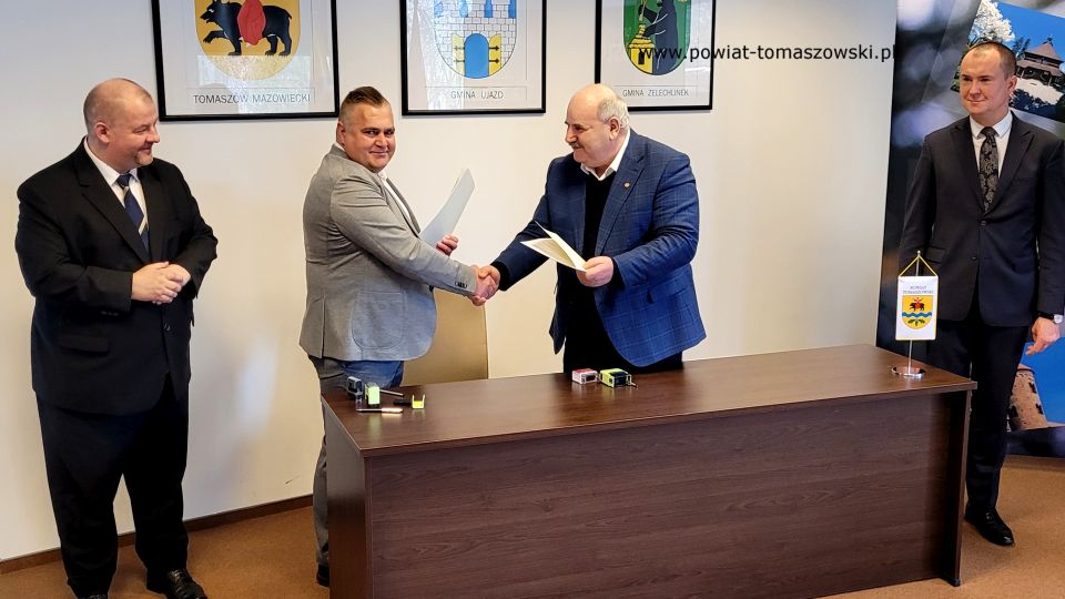 Na zdjęciu: uczestnicy konferencji prasowej, która odbyła się w sali konferencyjnej w Starostwie Powiatowym w Tomaszowie Mazowieckim w poniedziałek, 5 kwietnia 2022 roku, dotyczącej remontu szpitala przy ulicy Niskiej w Tomaszowie Mazowieckim Na zdjęciu: uczestnicy konferencji prasowej, która odbyła się w sali konferencyjnej w Starostwie Powiatowym w Tomaszowie Mazowieckim w poniedziałek, 5 kwietnia 2022 roku, dotyczącej remontu szpitala przy ulicy Niskiej w Tomaszowie Mazowieckim