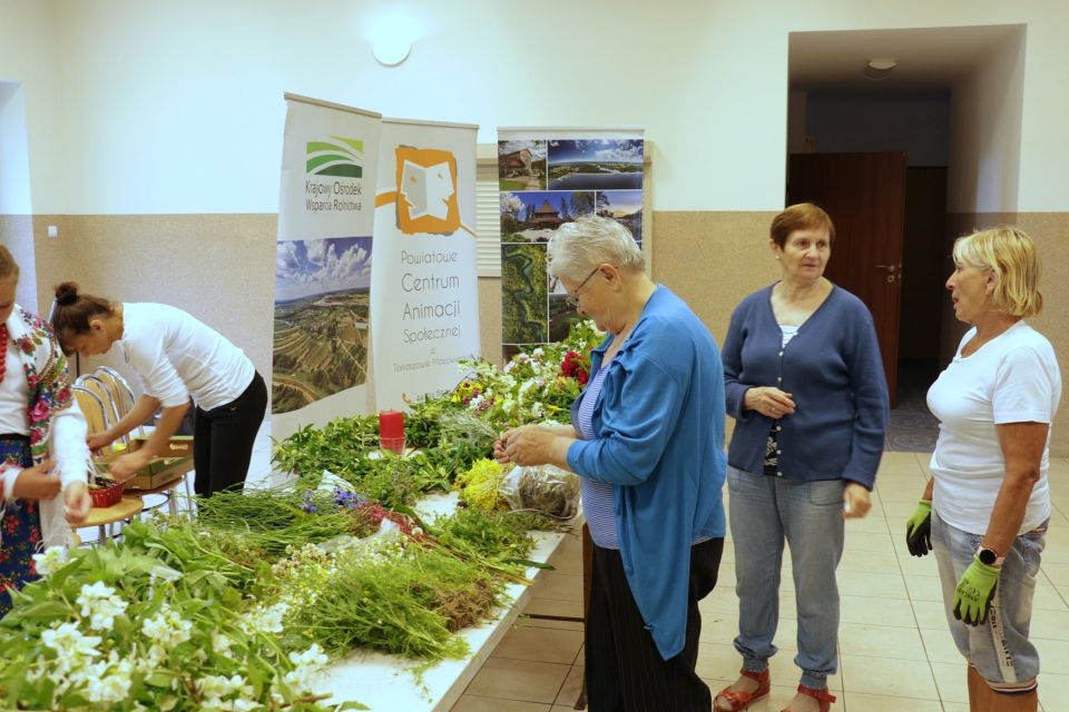zdjęcie z Biesiady Świętojańskiej, która odbyła się 23 czerwca 2021 roku, zorganizowana przez Powiatowe Centrum Animacji Społecznej w  Tomaszowie Mazowieckim