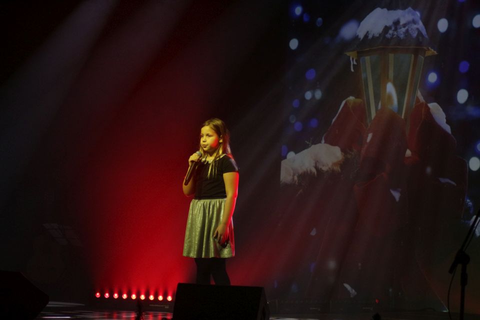 Na zdjęciu: uczestnicy sekcji wokalnej i gitarowej, działających w Powiatowym Centrum Animacji Społecznej, podczas XI Festiwalu Kolęd i Pastorałek, którego koncert laureatów odbył się w PCAS-ie w niedzielę, 16 stycznia 2022 roku