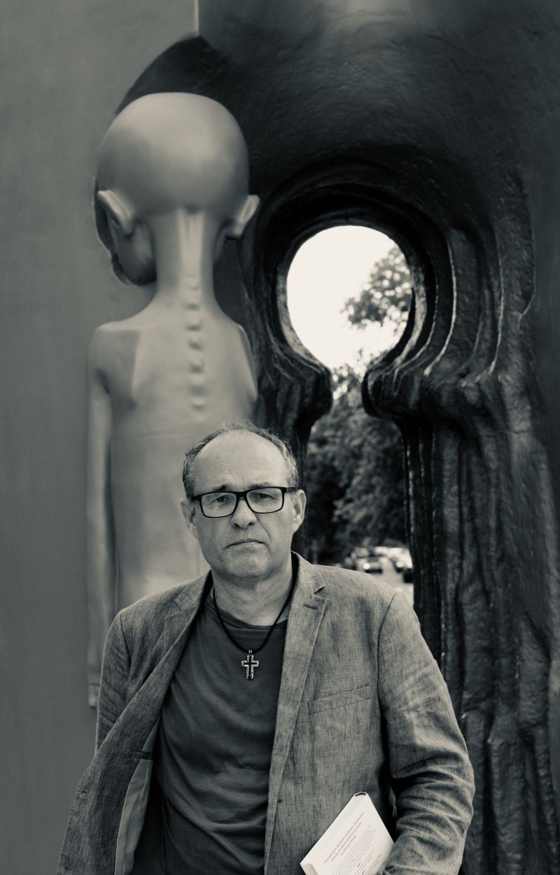 Na zdjęciu: Błażej Torański, współautor książki pt. „Mały Oświęcim. Dziecięcy obóz w Łodzi” przy Pomniku Martyrologii Dzieci (Pękniętego Serca) w Parku im. Szarych Szeregów (ul. Bracka/Staszica)