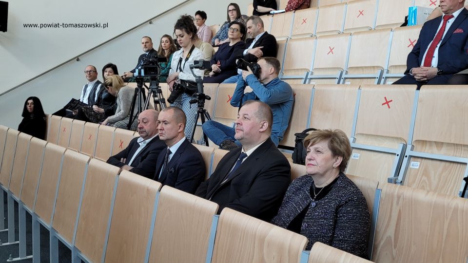 Zdjęcie z Konferencji „Planowanie ścieżki edukacyjno-zawodowej po szkole podstawowej”, zorganizowanej przez Starostwo Powiatowe w Tomaszowie Mazowieckim, podczas której została przedstawiona oferta szkół ponadpodstawowych dla uczniów klas ósmych, którzy w tym roku zakończą edukację w szkołach podstawowych i od przyszłego roku rozpoczną naukę w szkołach ponadpodstawowych