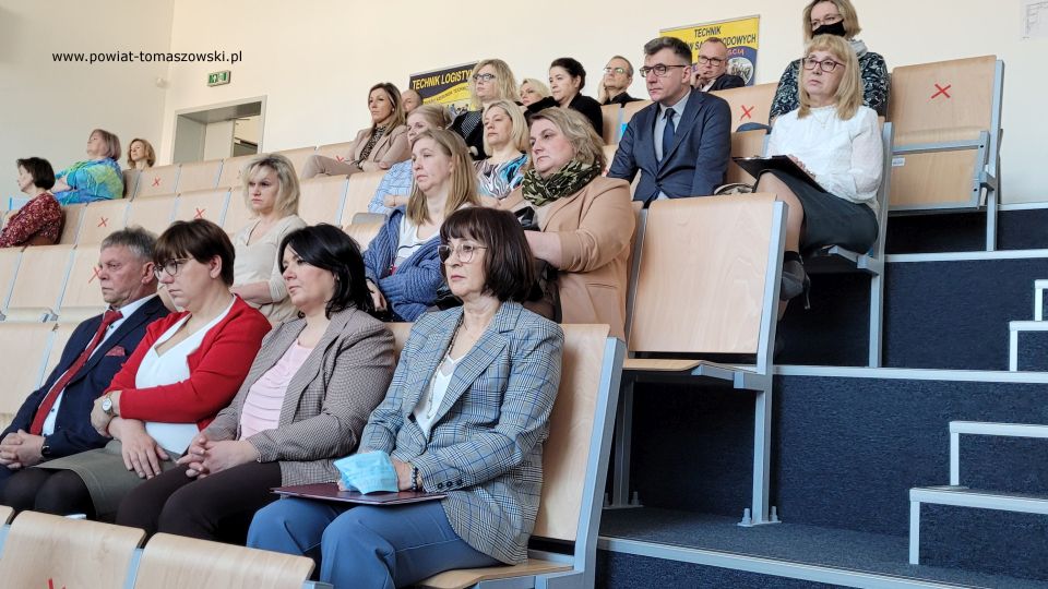 Zdjęcie z Konferencji „Planowanie ścieżki edukacyjno-zawodowej po szkole podstawowej”, zorganizowanej przez Starostwo Powiatowe w Tomaszowie Mazowieckim, podczas której została przedstawiona oferta szkół ponadpodstawowych dla uczniów klas ósmych, którzy w tym roku zakończą edukację w szkołach podstawowych i od przyszłego roku rozpoczną naukę w szkołach ponadpodstawowych