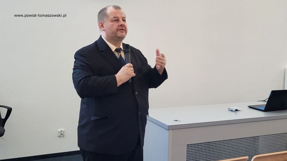 Zdjęcie z Konferencji „Planowanie ścieżki edukacyjno-zawodowej po szkole podstawowej”, zorganizowanej przez Starostwo Powiatowe w Tomaszowie Mazowieckim, podczas której została przedstawiona oferta szkół ponadpodstawowych dla uczniów klas ósmych, którzy w tym roku zakończą edukację w szkołach podstawowych i od przyszłego roku rozpoczną naukę w szkołach ponadpodstawowych
