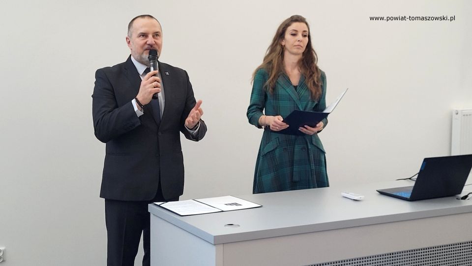 Zdjęcie z Konferencji „Planowanie ścieżki edukacyjno-zawodowej po szkole podstawowej”, zorganizowanej przez Starostwo Powiatowe w Tomaszowie Mazowieckim, podczas której została przedstawiona oferta szkół ponadpodstawowych dla uczniów klas ósmych, którzy w tym roku zakończą edukację w szkołach podstawowych i od przyszłego roku rozpoczną naukę w szkołach ponadpodstawowych