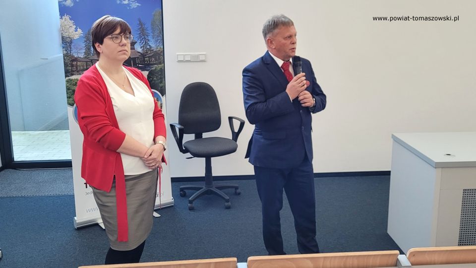 Zdjęcie z Konferencji „Planowanie ścieżki edukacyjno-zawodowej po szkole podstawowej”, zorganizowanej przez Starostwo Powiatowe w Tomaszowie Mazowieckim, podczas której została przedstawiona oferta szkół ponadpodstawowych dla uczniów klas ósmych, którzy w tym roku zakończą edukację w szkołach podstawowych i od przyszłego roku rozpoczną naukę w szkołach ponadpodstawowych