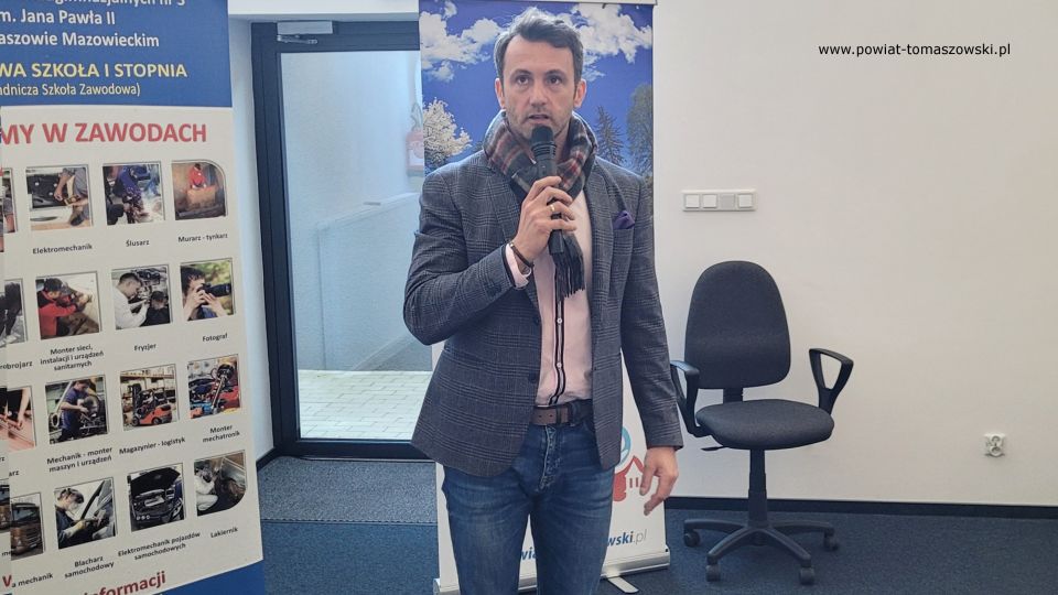 Zdjęcie z Konferencji „Planowanie ścieżki edukacyjno-zawodowej po szkole podstawowej”, zorganizowanej przez Starostwo Powiatowe w Tomaszowie Mazowieckim, podczas której została przedstawiona oferta szkół ponadpodstawowych dla uczniów klas ósmych, którzy w tym roku zakończą edukację w szkołach podstawowych i od przyszłego roku rozpoczną naukę w szkołach ponadpodstawowych