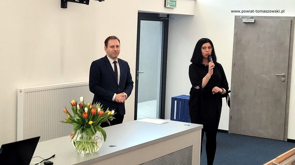Zdjęcie z Konferencji „Planowanie ścieżki edukacyjno-zawodowej po szkole podstawowej”, zorganizowanej przez Starostwo Powiatowe w Tomaszowie Mazowieckim, podczas której została przedstawiona oferta szkół ponadpodstawowych dla uczniów klas ósmych, którzy w tym roku zakończą edukację w szkołach podstawowych i od przyszłego roku rozpoczną naukę w szkołach ponadpodstawowych