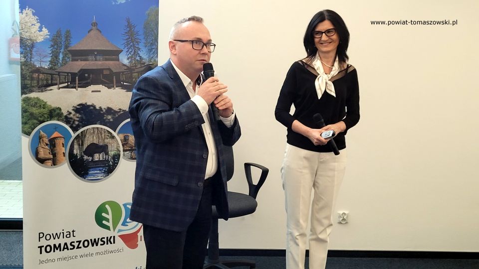 Zdjęcie z Konferencji „Planowanie ścieżki edukacyjno-zawodowej po szkole podstawowej”, zorganizowanej przez Starostwo Powiatowe w Tomaszowie Mazowieckim, podczas której została przedstawiona oferta szkół ponadpodstawowych dla uczniów klas ósmych, którzy w tym roku zakończą edukację w szkołach podstawowych i od przyszłego roku rozpoczną naukę w szkołach ponadpodstawowych