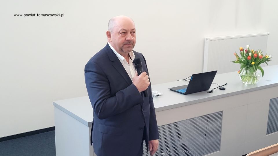 Zdjęcie z Konferencji „Planowanie ścieżki edukacyjno-zawodowej po szkole podstawowej”, zorganizowanej przez Starostwo Powiatowe w Tomaszowie Mazowieckim, podczas której została przedstawiona oferta szkół ponadpodstawowych dla uczniów klas ósmych, którzy w tym roku zakończą edukację w szkołach podstawowych i od przyszłego roku rozpoczną naukę w szkołach ponadpodstawowych