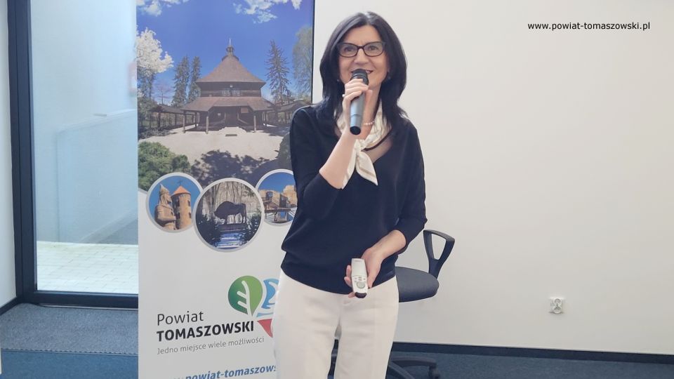 Zdjęcie z Konferencji „Planowanie ścieżki edukacyjno-zawodowej po szkole podstawowej”, zorganizowanej przez Starostwo Powiatowe w Tomaszowie Mazowieckim, podczas której została przedstawiona oferta szkół ponadpodstawowych dla uczniów klas ósmych, którzy w tym roku zakończą edukację w szkołach podstawowych i od przyszłego roku rozpoczną naukę w szkołach ponadpodstawowych