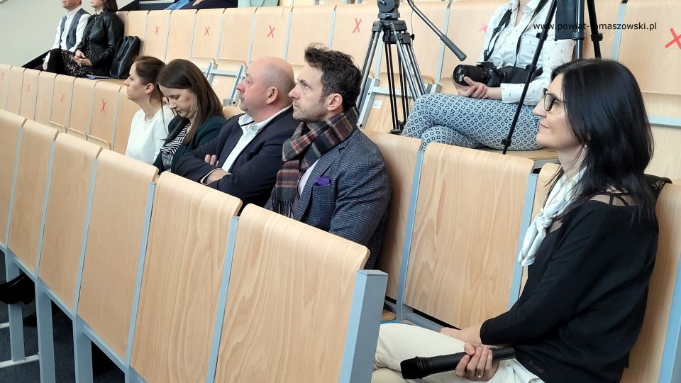 Zdjęcie z Konferencji „Planowanie ścieżki edukacyjno-zawodowej po szkole podstawowej”, zorganizowanej przez Starostwo Powiatowe w Tomaszowie Mazowieckim, podczas której została przedstawiona oferta szkół ponadpodstawowych dla uczniów klas ósmych, którzy w tym roku zakończą edukację w szkołach podstawowych i od przyszłego roku rozpoczną naukę w szkołach ponadpodstawowych