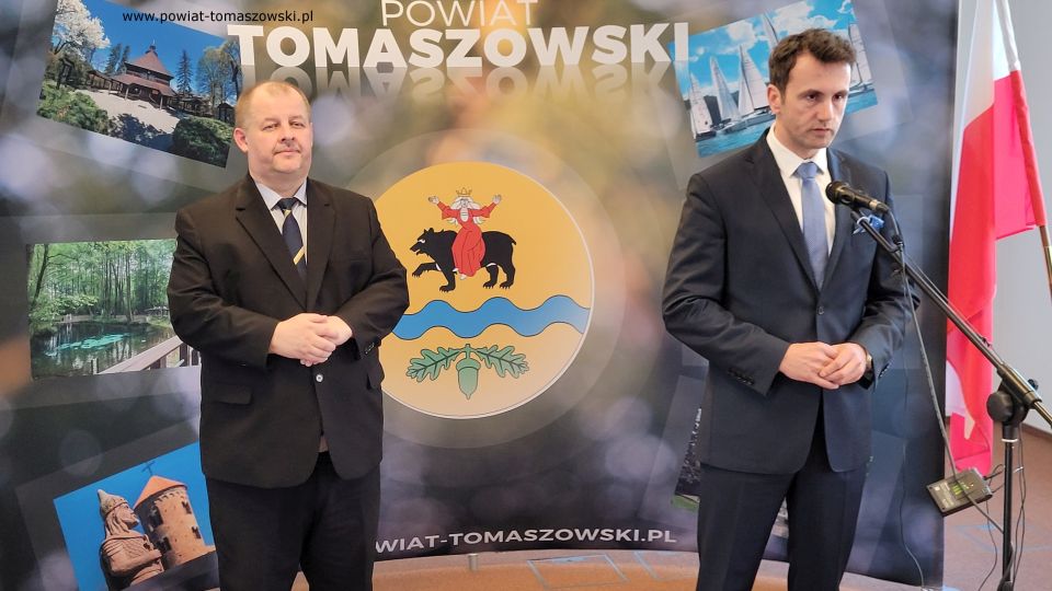 Na zdjęciu: uczestnicy konferencji prasowej, dotyczącej opieki społecznej na rzecz osób niepełnosprawnych w powiecie tomaszowskim, jaką zajmuje się Powiatowe Centrum Pomocy Rodzinie, która odbyła się we wtorek, 15 marca 2022 roku, w sali konferencyjnej Starostwa Powiatowego w Tomaszowie Mazowieckim