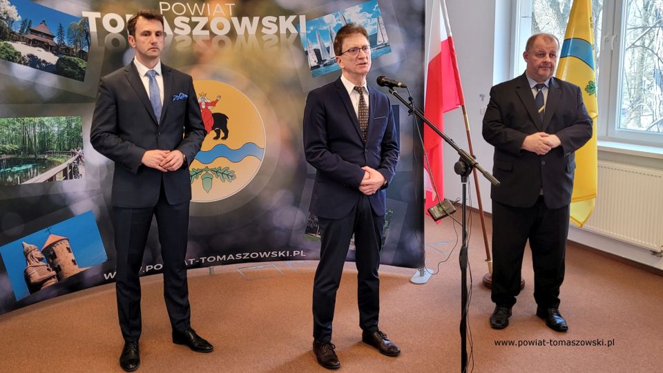 Na zdjęciu: uczestnicy konferencji prasowej, dotyczącej opieki społecznej na rzecz osób niepełnosprawnych w powiecie tomaszowskim, jaką zajmuje się Powiatowe Centrum Pomocy Rodzinie, która odbyła się we wtorek, 15 marca 2022 roku, w sali konferencyjnej Starostwa Powiatowego w Tomaszowie Mazowieckim