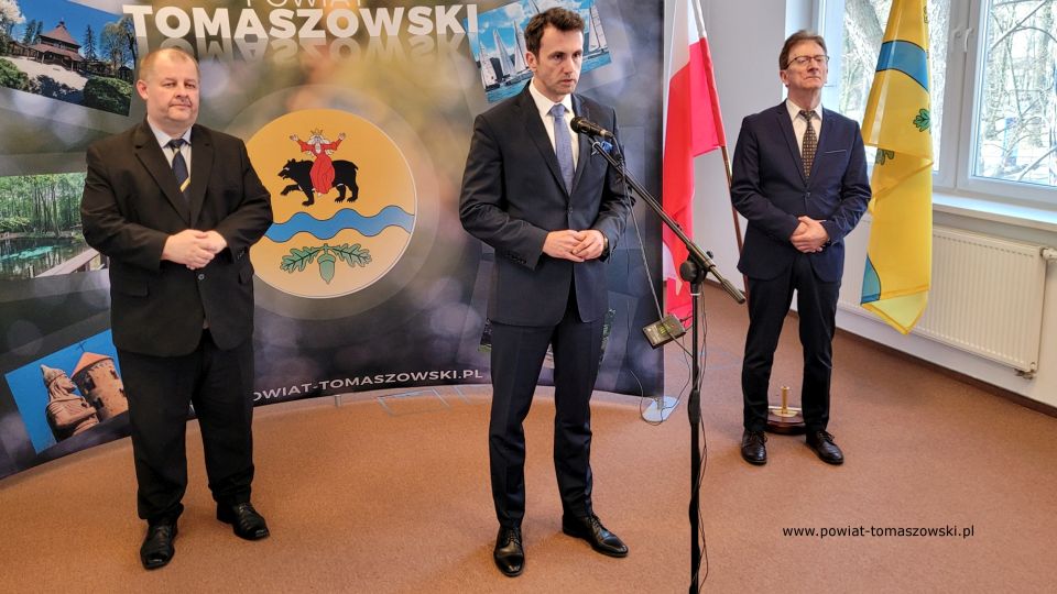 Na zdjęciu: uczestnicy konferencji prasowej, dotyczącej opieki społecznej na rzecz osób niepełnosprawnych w powiecie tomaszowskim, jaką zajmuje się Powiatowe Centrum Pomocy Rodzinie, która odbyła się we wtorek, 15 marca 2022 roku, w sali konferencyjnej Starostwa Powiatowego w Tomaszowie Mazowieckim