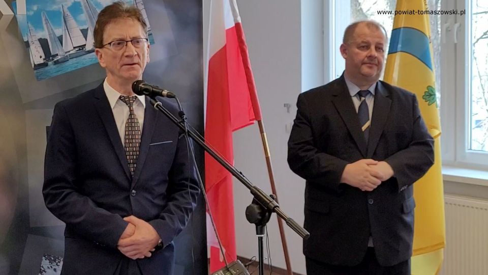 Na zdjęciu: uczestnicy konferencji prasowej, dotyczącej opieki społecznej na rzecz osób niepełnosprawnych w powiecie tomaszowskim, jaką zajmuje się Powiatowe Centrum Pomocy Rodzinie, która odbyła się we wtorek, 15 marca 2022 roku, w sali konferencyjnej Starostwa Powiatowego w Tomaszowie Mazowieckim