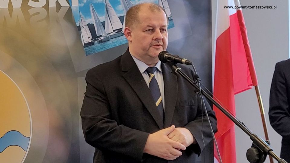 Na zdjęciu: uczestnicy konferencji prasowej, dotyczącej opieki społecznej na rzecz osób niepełnosprawnych w powiecie tomaszowskim, jaką zajmuje się Powiatowe Centrum Pomocy Rodzinie, która odbyła się we wtorek, 15 marca 2022 roku, w sali konferencyjnej Starostwa Powiatowego w Tomaszowie Mazowieckim
