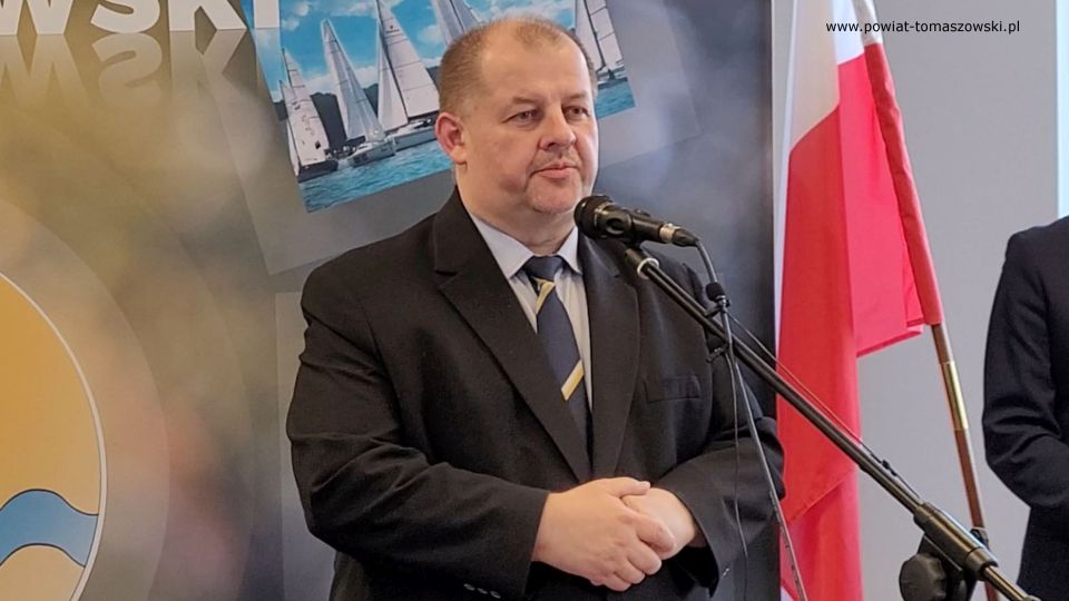 Na zdjęciu: uczestnicy konferencji prasowej, dotyczącej opieki społecznej na rzecz osób niepełnosprawnych w powiecie tomaszowskim, jaką zajmuje się Powiatowe Centrum Pomocy Rodzinie, która odbyła się we wtorek, 15 marca 2022 roku, w sali konferencyjnej Starostwa Powiatowego w Tomaszowie Mazowieckim