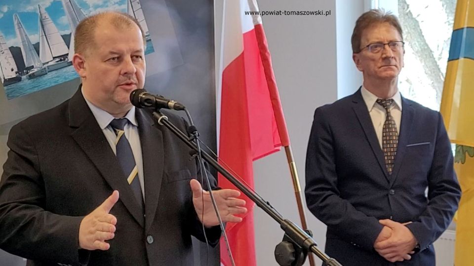 Na zdjęciu: uczestnicy konferencji prasowej, dotyczącej opieki społecznej na rzecz osób niepełnosprawnych w powiecie tomaszowskim, jaką zajmuje się Powiatowe Centrum Pomocy Rodzinie, która odbyła się we wtorek, 15 marca 2022 roku, w sali konferencyjnej Starostwa Powiatowego w Tomaszowie Mazowieckim