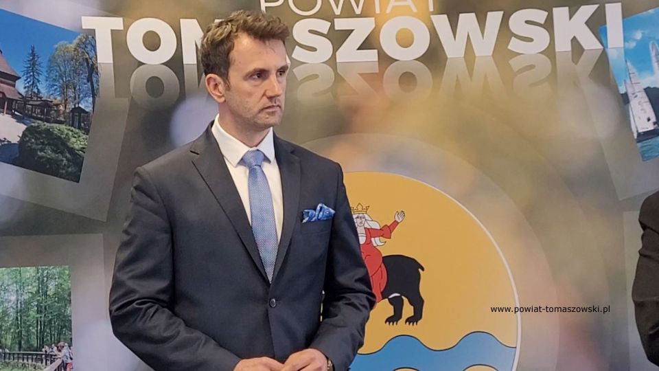 Na zdjęciu: uczestnicy konferencji prasowej, dotyczącej opieki społecznej na rzecz osób niepełnosprawnych w powiecie tomaszowskim, jaką zajmuje się Powiatowe Centrum Pomocy Rodzinie, która odbyła się we wtorek, 15 marca 2022 roku, w sali konferencyjnej Starostwa Powiatowego w Tomaszowie Mazowieckim