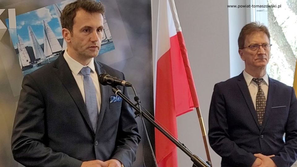 Na zdjęciu: uczestnicy konferencji prasowej, dotyczącej opieki społecznej na rzecz osób niepełnosprawnych w powiecie tomaszowskim, jaką zajmuje się Powiatowe Centrum Pomocy Rodzinie, która odbyła się we wtorek, 15 marca 2022 roku, w sali konferencyjnej Starostwa Powiatowego w Tomaszowie Mazowieckim