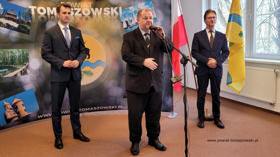 Na zdjęciu: uczestnicy konferencji prasowej, dotyczącej opieki społecznej na rzecz osób niepełnosprawnych w powiecie tomaszowskim, jaką zajmuje się Powiatowe Centrum Pomocy Rodzinie, która odbyła się we wtorek, 15 marca 2022 roku, w sali konferencyjnej Starostwa Powiatowego w Tomaszowie Mazowieckim
